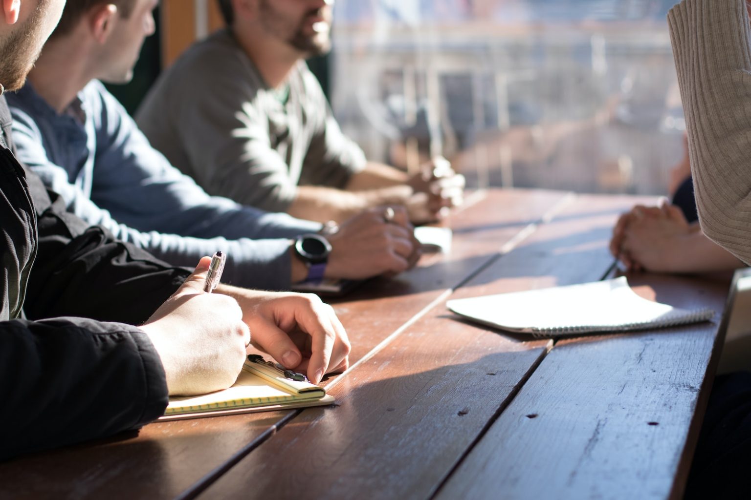 Medewerkers aan het werk tijdens een bedrijfsreportage